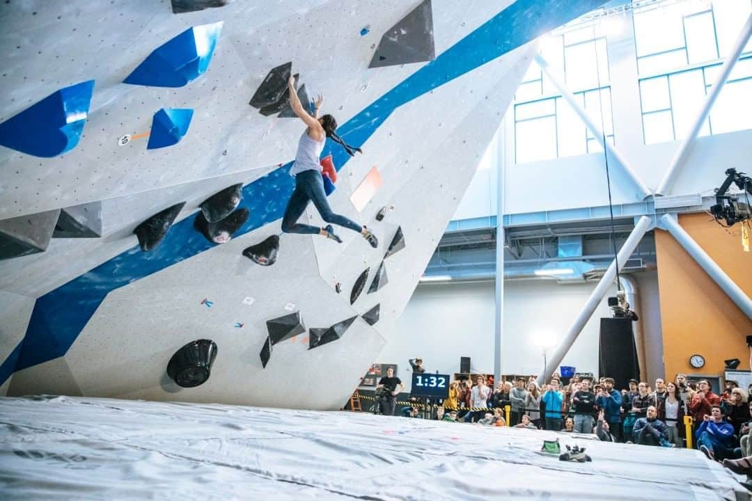 マウンテンハードウェアのインスタグラム：「Competition climbing has taken on a life of its own since the mid-80s, with many athletes foregoing outdoor climbing goals to train entirely indoors in pursuit of the podium. From a weekly comp at your local gym to the world stage of the Olympics, there are thousands of climbing comps every year. Some are just for fun, while others mark lifetime achievements for professional climbers like @kyra_condie. Hit the link in our bio for everything you need to know about the sport. Photo: @jonglassberg.」