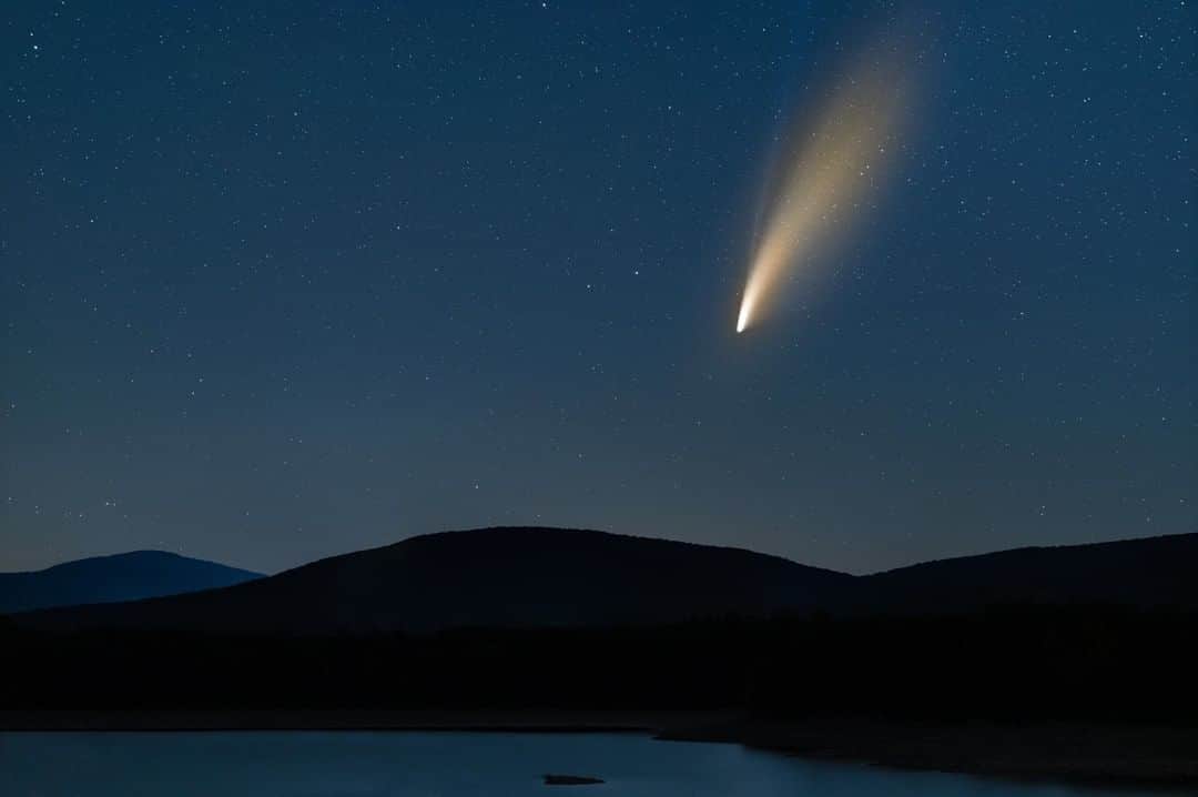 Sigma Corp Of America（シグマ）さんのインスタグラム写真 - (Sigma Corp Of America（シグマ）Instagram)「Our friends have been crushing it with Comet NEOWISE photos lately! @jerseyportraits captured this shot of the comet from the crystal clear skies in the Catskills north of New York City with his 70-200mm F2.8 DG OS HSM Sports lens.  Available for Canon EF & Nikon F: https://bit.ly/70-200-sports  #sigmaphoto #sigma70200 #sigma70200f28 #sigma70200mmsports #comet #cometneowise #neowise #neowisecomet #neowise☄️ #nightsky #nightskyphotography #astrophotography」7月19日 2時01分 - sigmaphoto