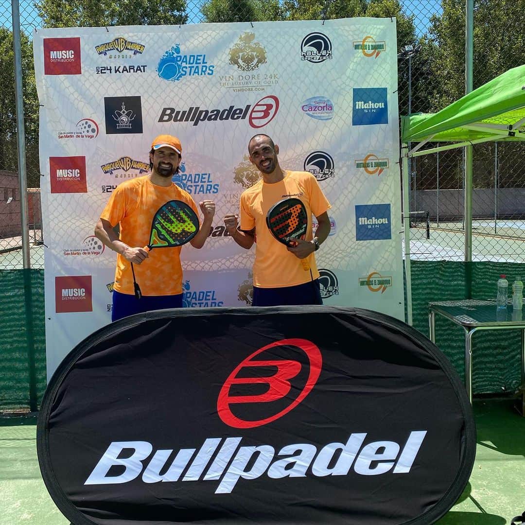 ジョルディ・コディーナのインスタグラム：「Mañana entretenida en el torneo q han organizado mis amigo @mickydrummer1992 y @joseluisluna1261 !! 💪🏼💪🏼💪🏼 aquí con mi compañero @rubendelared , q ha tenido q jugar en la derecha... 😂😂😂」