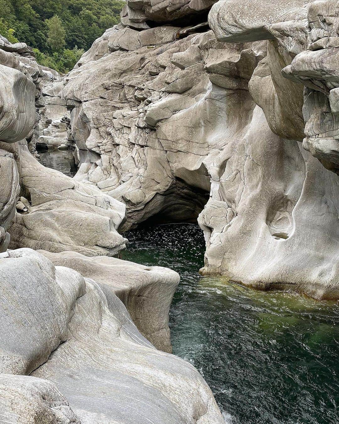 ニック・ハイドフェルドさんのインスタグラム写真 - (ニック・ハイドフェルドInstagram)「#holiday #maggiatal #vallemaggia #tessin #ticino #switzerland #schweiz #rocks #river #water #coldwater #summer」7月19日 2時01分 - nickheidfeld