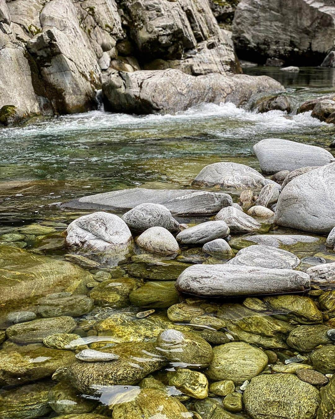 ニック・ハイドフェルドのインスタグラム：「#holiday #maggiatal #vallemaggia #tessin #ticino #switzerland #schweiz #rocks #river #water #coldwater #summer」