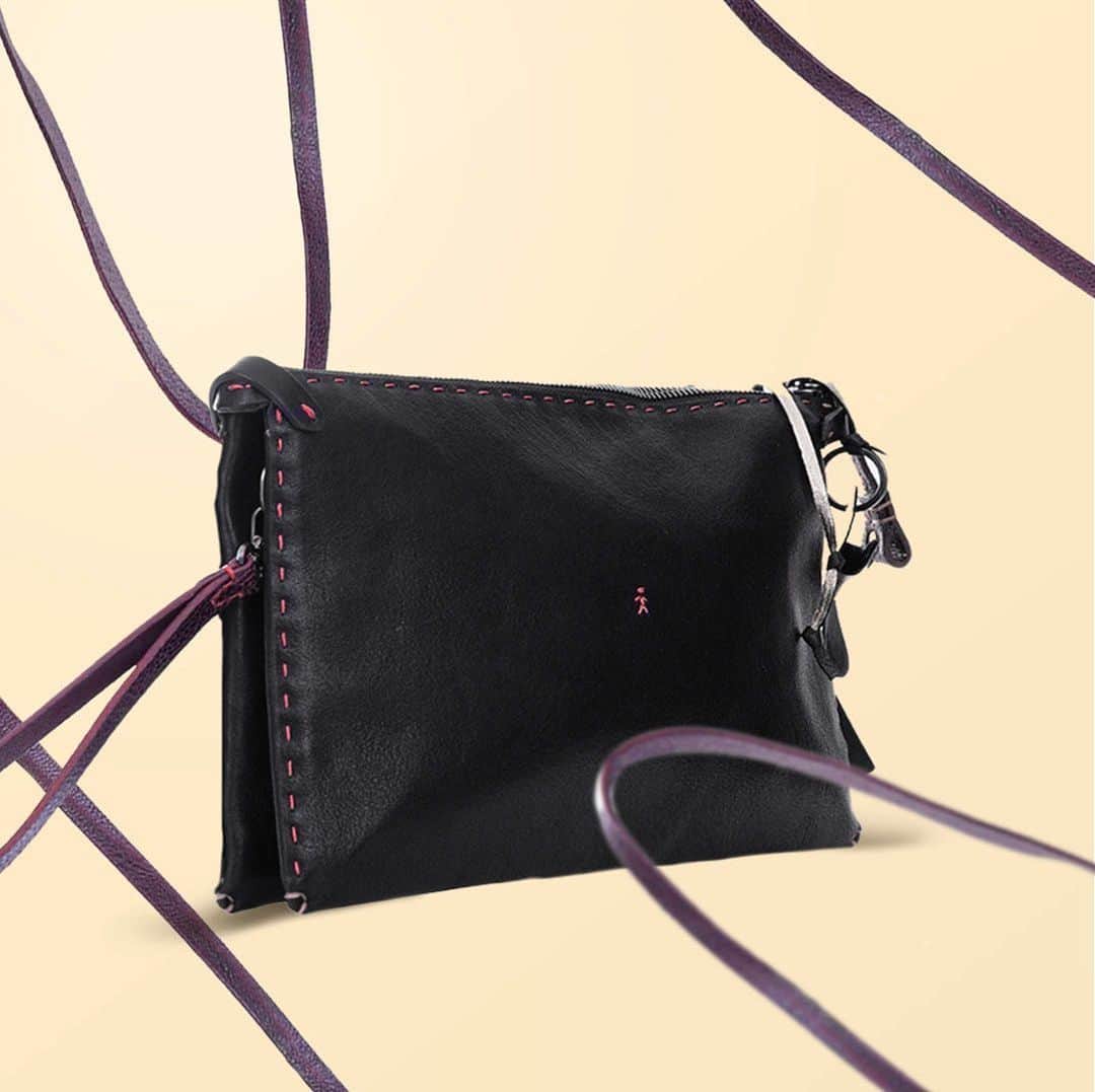 エンリーベグリンのインスタグラム：「Dynamic elegance.  #HenryBeguelin Sara M Messico Nero/Black #HBSS20」
