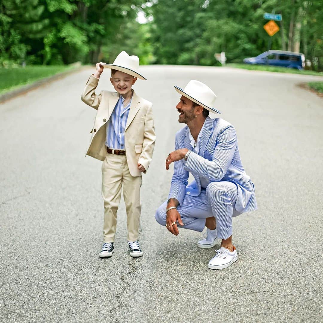 ブルックスブラザーズさんのインスタグラム写真 - (ブルックスブラザーズInstagram)「Saturdays are for all the kids. @BlueCollarPrep and son Nate enjoy a dapper day in iconic #BrooksBrothers summer suits. #Seersucker #SummerStyle」7月19日 2時12分 - brooksbrothers