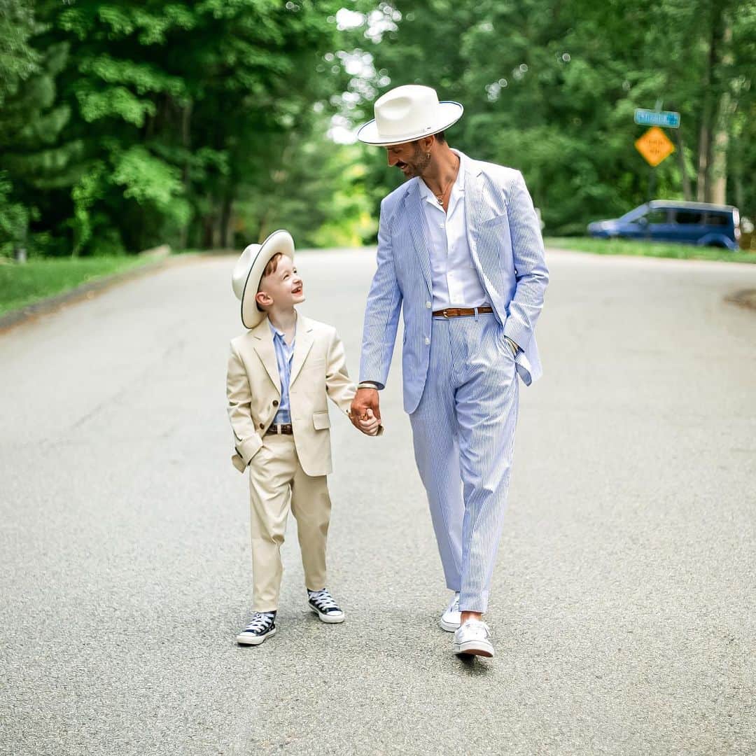 ブルックスブラザーズさんのインスタグラム写真 - (ブルックスブラザーズInstagram)「Saturdays are for all the kids. @BlueCollarPrep and son Nate enjoy a dapper day in iconic #BrooksBrothers summer suits. #Seersucker #SummerStyle」7月19日 2時12分 - brooksbrothers