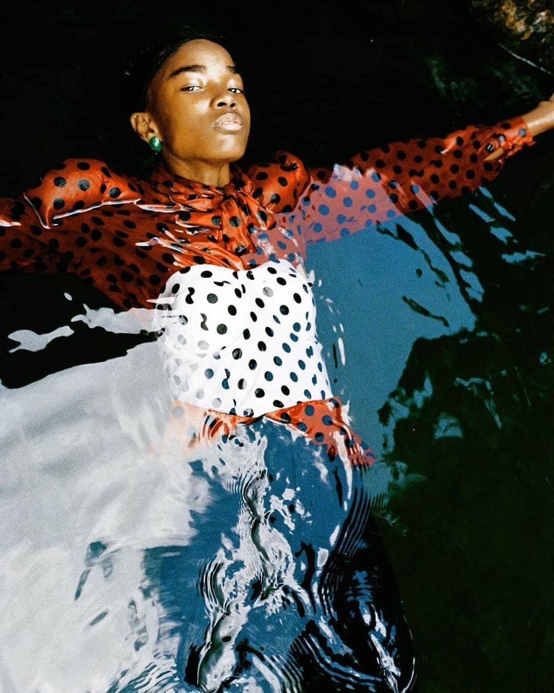 Fashion Weekのインスタグラム：「Photographer @ambercashmere grew up in Jamaica, where she returned to captured this stunning image of @shanti_tae. The image is part of a series she shot for @dazed, highlighting the local people through intimate portraits. Her other work includes features for @documentjournal, @nataalmedia and @i_d. To see more, follow her at @ambercashmere.⁠⠀ ⁠⠀ Photo by @ambercashmere for @dazed」