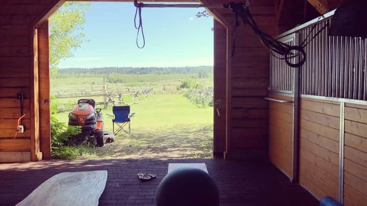 エリック・クリスチャン・オルセンのインスタグラム：「First three weeks of quarantine I ate mostly cheese, Patagonia salmon and white claws, (it was the freshman 15 all over again) then I got a detailed, personalized workout from my dear friend and legendary trainer @babarpeerzada. I told him any equipment that I had lying around the house and he built me a full week of daily work outs that's turned me into @llcoolj and @chrishemsworth but decisively less cool and arguably less handsome. Best quarantine investment ever. Hit him up, get a personalized workout (or do zoom sessions) get in shape, come out of quarantine as the best version of you! Not a paid ad. He's just my friend. Get IT!」