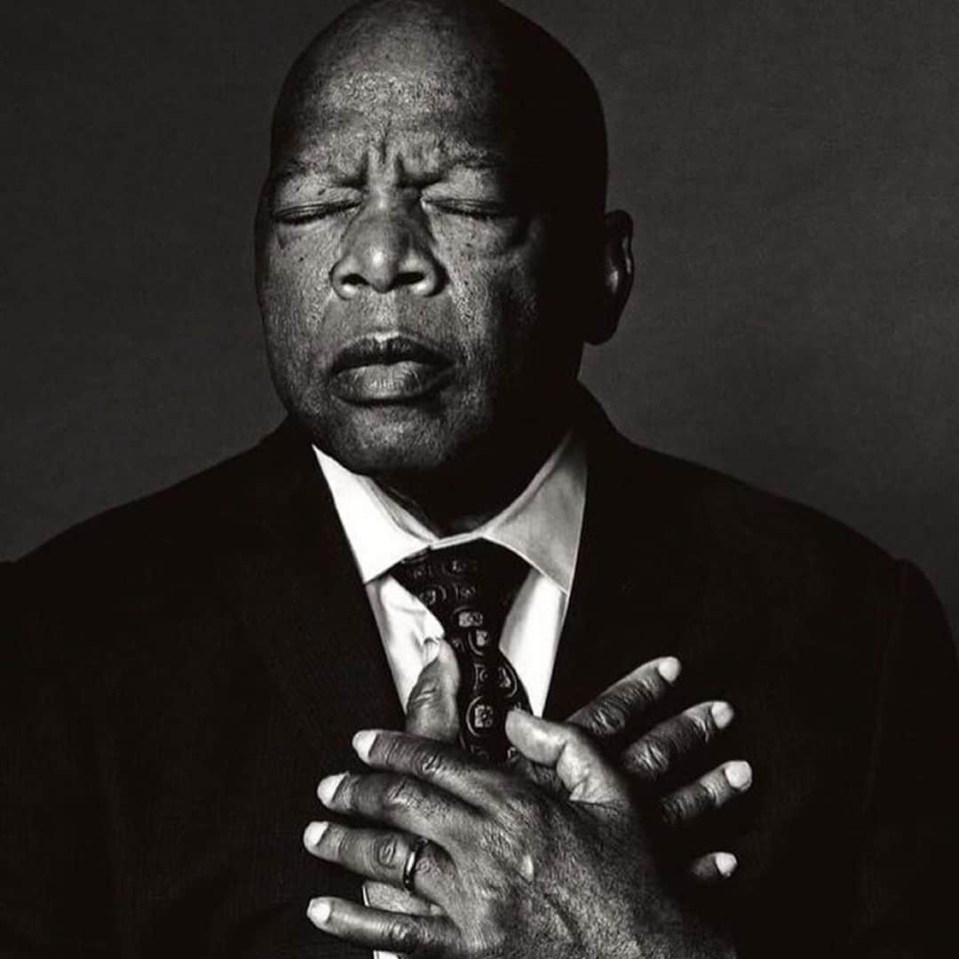 アマンダ・デ・カディネットのインスタグラム：「“Nothing can stop the power of a committed and determined people to make a difference in our society. Why? Because human beings are the most dynamic link to the divine on this planet.” R.I.P #JohnLewis 📸 @mavedon212」