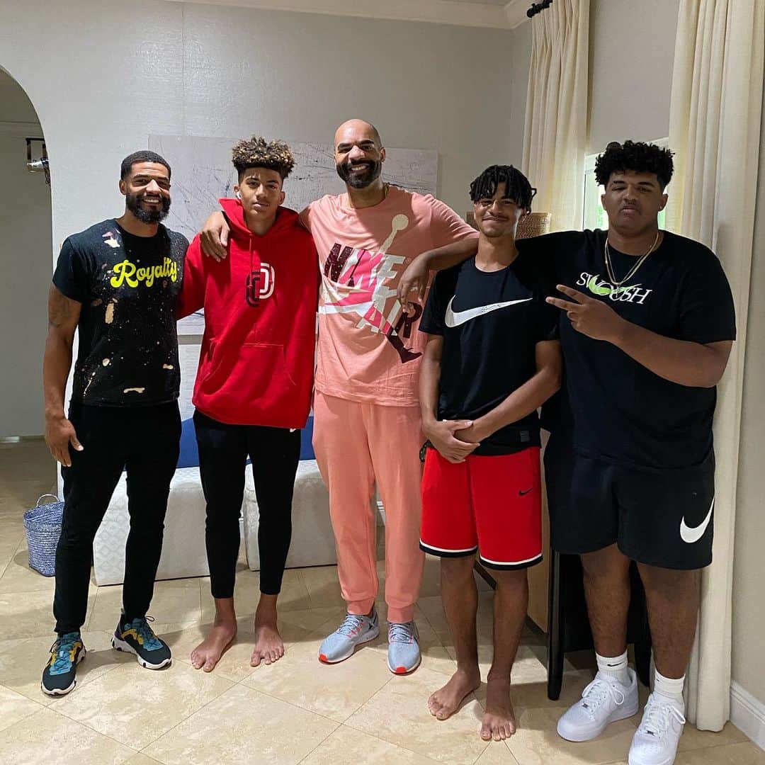 カルロス・ブーザーのインスタグラム：「13 & Poppin!!!!! Happy Birthday Cayden & Cameron!!!! Couldn’t Be Prouder Of The Young Men You Guys Are.. And Imma Have To Get On My Tippy Toes Soon!!!! lol!!!! Love Ya’ll!!!! Save Me A Piece Of 🎂!!!! #birthdayboys #cams #bull #HOLDAT 🎉🎉🎉」