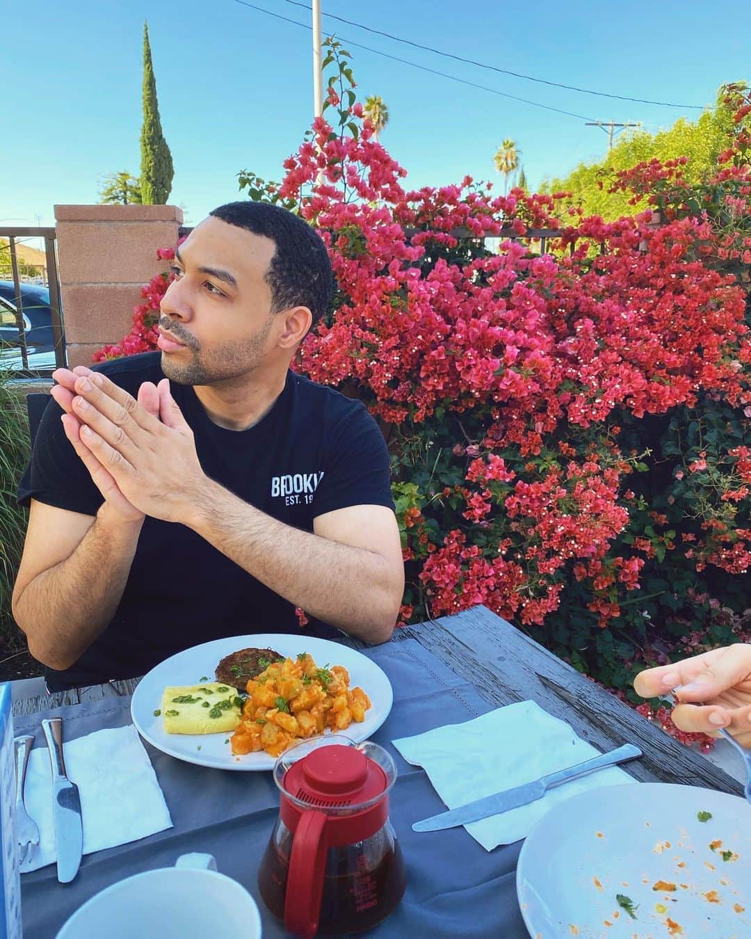 ダーウィンのインスタグラム：「clapping for nature 🌱 lol」