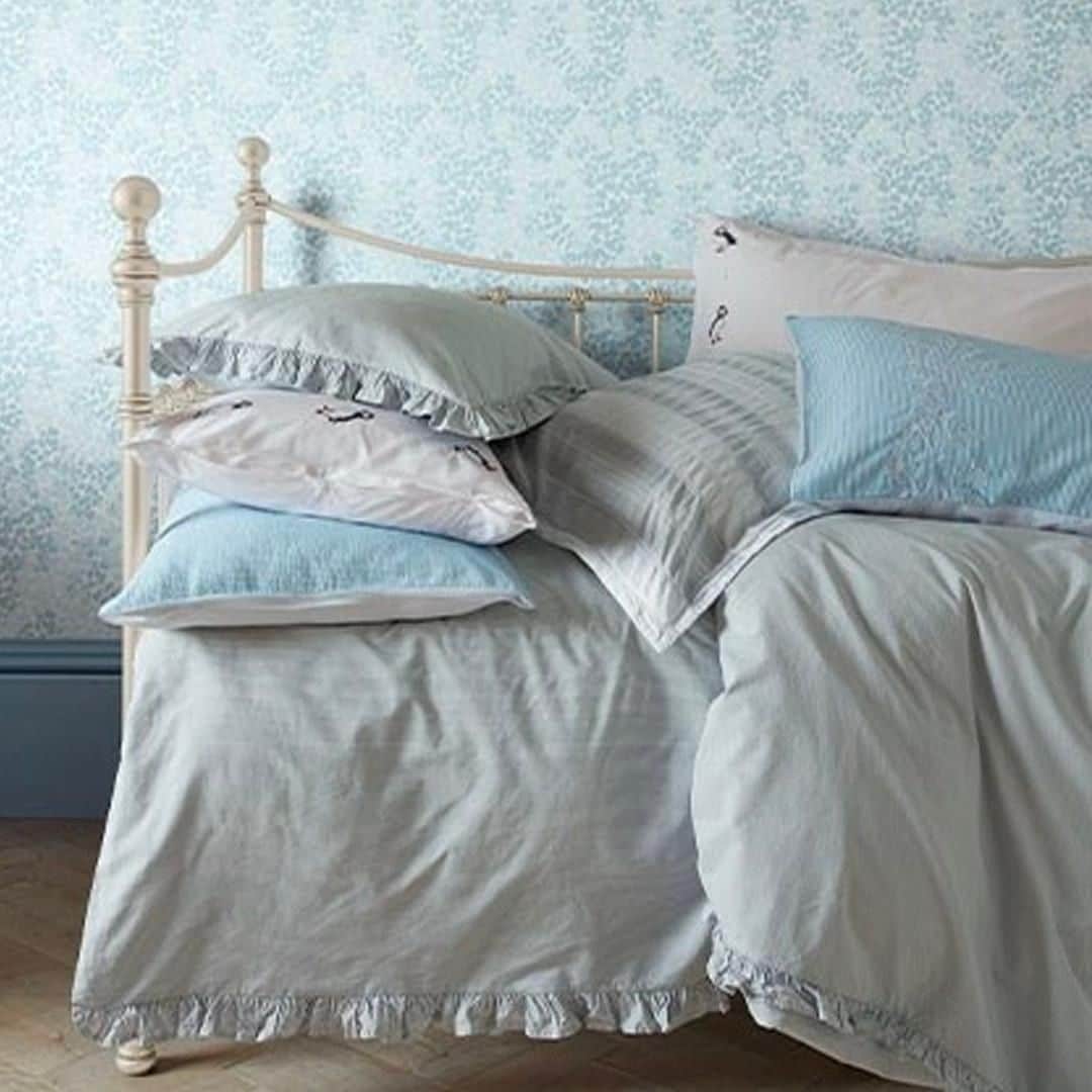 ローラアシュレイのインスタグラム：「Shop all bedding including duvet covers, pillowcases and bedspreads all at 50% off online and in-store.」