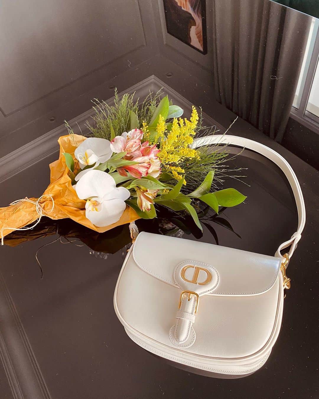 Glam4Youのインスタグラム：「Detalhes 💐 #diorbobby @dior」