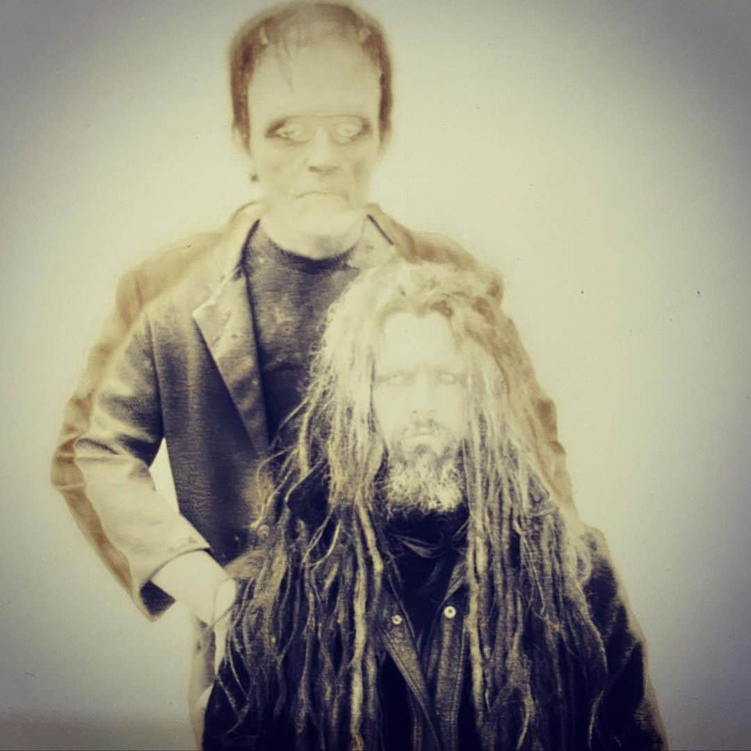 ロブ・ゾンビのインスタグラム：「The Ghost of Frankenstein! Dig this bizarre old polaroid from 1999. I think I see a ghostly figure standing behind me. #robzombie #theghostoffrankenstein #1999」