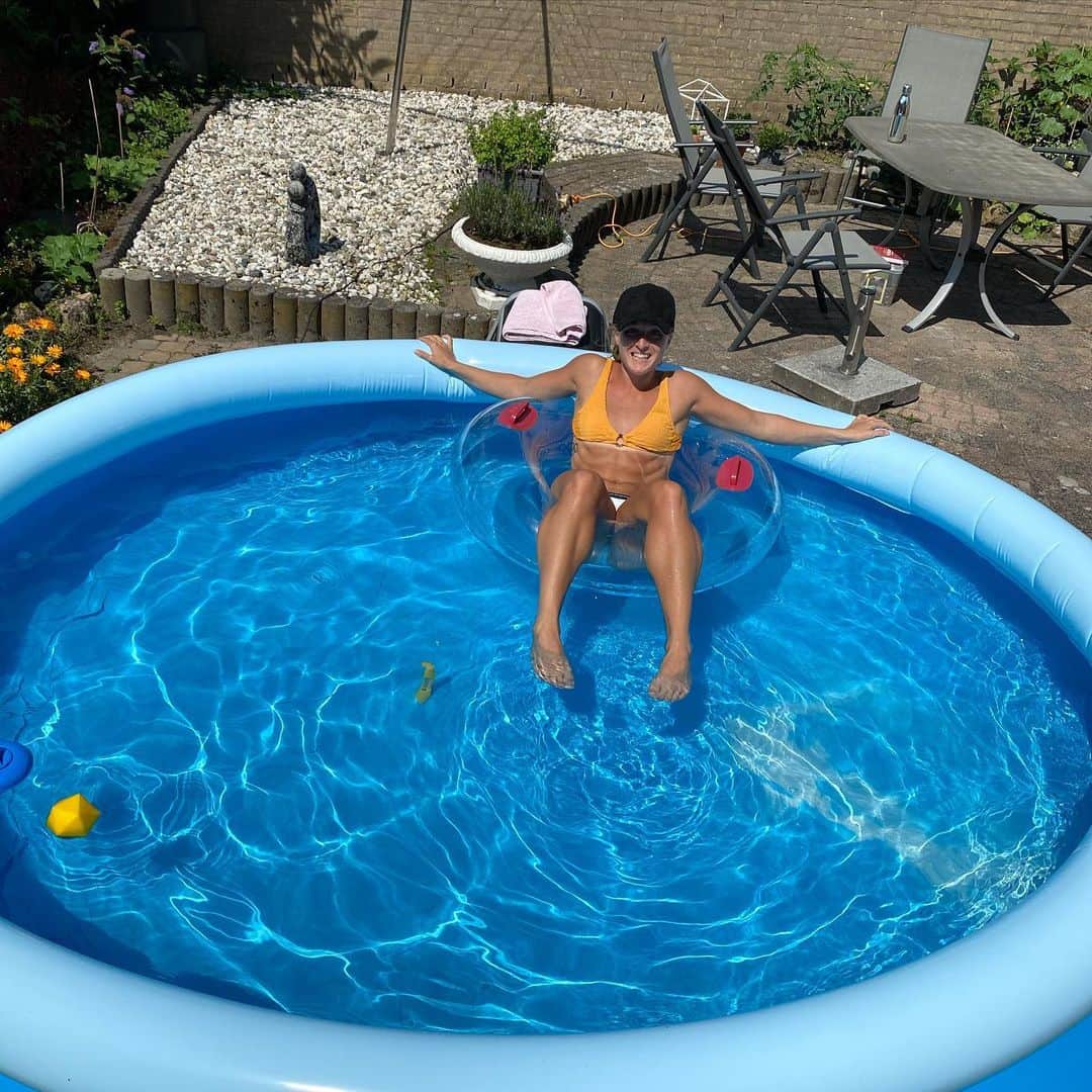 セリーヌ・バン・ガーナーさんのインスタグラム写真 - (セリーヌ・バン・ガーナーInstagram)「1-2-3-a pool-tube-and me. #weekendvibes」7月19日 2時52分 - celinevangerner