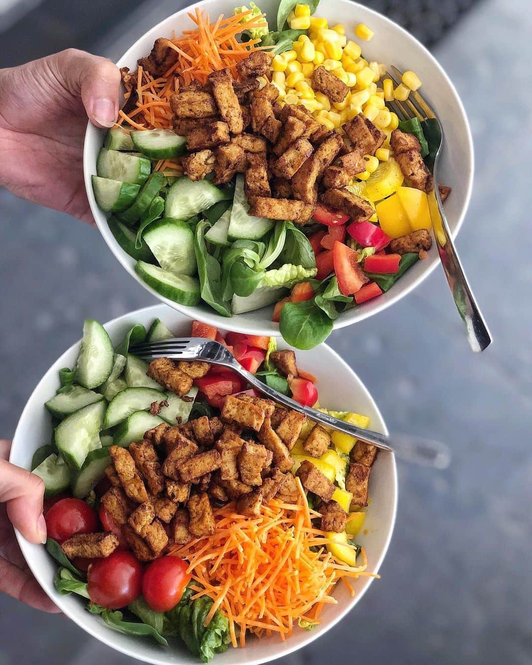 ラウラ・デ・ウィットのインスタグラム：「Don’t forget your VEGGIES 🧡💛💚」