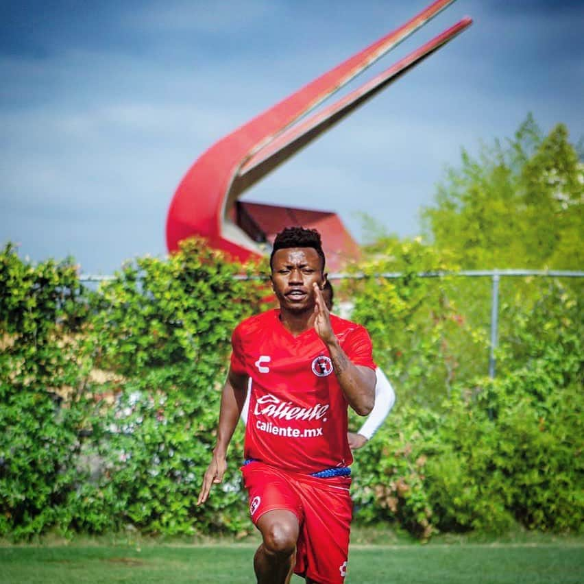 クリフォード・アボアガイのインスタグラム：「FAV COLORS 🔴⚫️ New home  Muchas gracias @xolos por este nuevo desafío 🙏🏾🙌🏾⚽️ #reinicialailusión  #fuerzatijuaz」