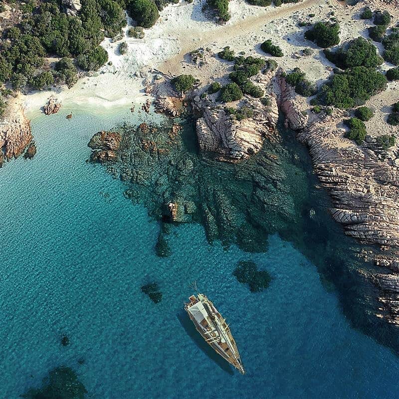 オールバーブラウンのインスタグラム：「Nowhere on Earth savours summer as they do in Italy. As we now set sail into summer, Sardinia never seemed more attractive and bright, providing the ultimate backdrop to our latest collaboration with @iwcwatches . View our stories to read the full piece in search of La Dolce Vita.」