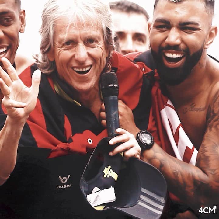 ガブリエウ・バルボーザ・アウメイダのインスタグラム：「Mister, Jorge, pai, coroa bonitão.. Me despeço de você, mas pode ter certeza que na minha cabeça e no meu coração você irá sempre estar! Tivemos momentos lindos e tristes... Mas, sempre com a fome de vencer e de trabalhar para ser o MELHOR e você é o melhor do maior clube do Brasil! Vai com Deus e ganhe porque você é isso! VENCER, VENCER ,VENCER. EU TE AMO! 😔💔 @jorgejesus」