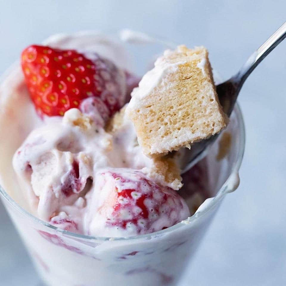 MUJI USAさんのインスタグラム写真 - (MUJI USAInstagram)「A simplistic parfait you can create and enjoy with family in the summer heat. This Strawberry Banana Parfait features the sweet addition of Baumkuchen, but can be replaced with ingredients you have available at home.  Strawberry Banana Baumkuchen Parfait (2 Servings) 8 Strawberries 1 MUJI Banana Baumkuchen 50g Whipped Cream 100mL Strawberry Ice Cream  1. Cut all strawberries in half, and equally cut the Baumkuchen into 10 pieces. 2. Alternately stack the Baumkuchen, strawberries, whipped cream, and strawberry ice cream in a glass in this order. 3. Serve and enjoy.  #muji #mujiusa #mujirecipe」7月19日 3時30分 - mujiusa