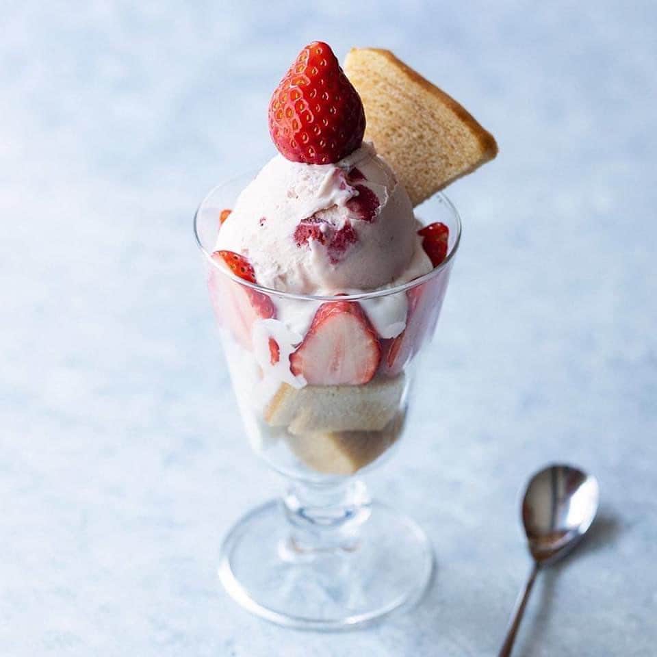 MUJI USAさんのインスタグラム写真 - (MUJI USAInstagram)「A simplistic parfait you can create and enjoy with family in the summer heat. This Strawberry Banana Parfait features the sweet addition of Baumkuchen, but can be replaced with ingredients you have available at home.  Strawberry Banana Baumkuchen Parfait (2 Servings) 8 Strawberries 1 MUJI Banana Baumkuchen 50g Whipped Cream 100mL Strawberry Ice Cream  1. Cut all strawberries in half, and equally cut the Baumkuchen into 10 pieces. 2. Alternately stack the Baumkuchen, strawberries, whipped cream, and strawberry ice cream in a glass in this order. 3. Serve and enjoy.  #muji #mujiusa #mujirecipe」7月19日 3時30分 - mujiusa