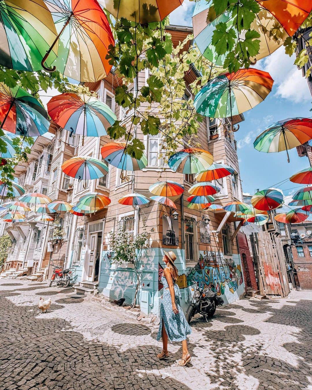 Izkizのインスタグラム：「Under my umbrella (ella ella) in colourful Istanbul ☂ Can you spot the 2 🐓?? 😃」