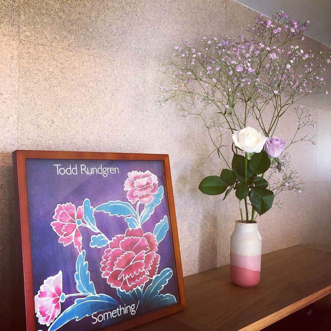 美甘子さんのインスタグラム写真 - (美甘子Instagram)「お花を飾って心を落ち着け、気分良く過ごす。 トッドラングレンのレコードはお花のジャケットなので飾ると華やか。曲も最高。 #sueki #suekiceramics  #toddrundgren」7月19日 13時14分 - rekish_mikako