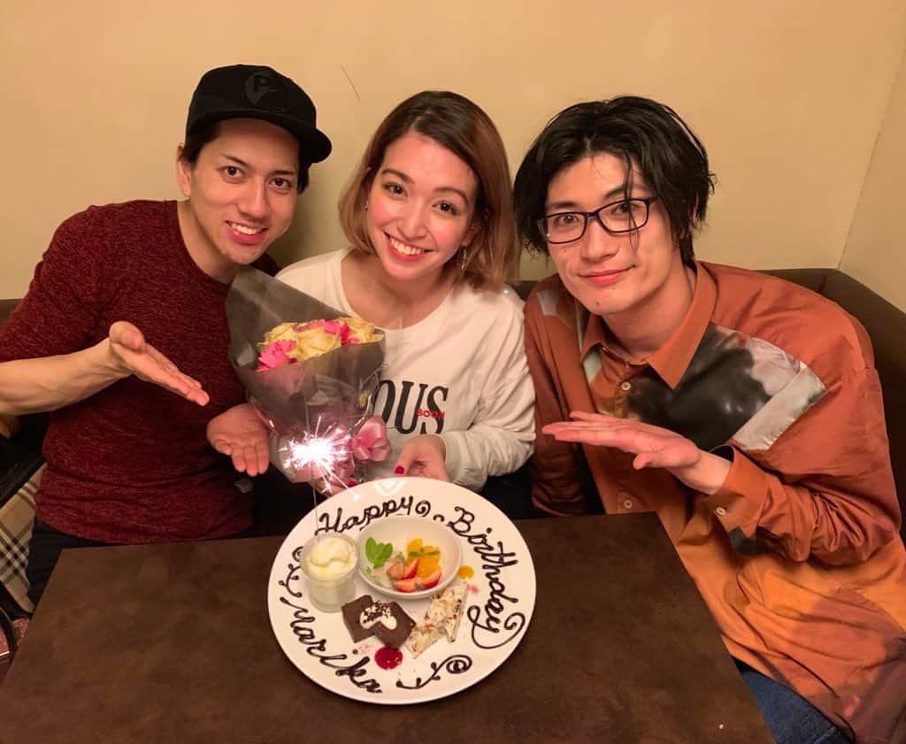 ダンドイ舞莉花のインスタグラム：「朝起きて感じる。空っぽ。  あの世にいってしまうという言葉と 三浦春馬って名前が一つの文章にあるのが耐えられない。  出会って4年でやっと共演。また共演しようって言ってた。  同じ1990年4月生まれで去年祝ってくれた🎂今年は地方公演で一緒に30歳祝おう！って。できなかったけど。来年は祝おうよ？」