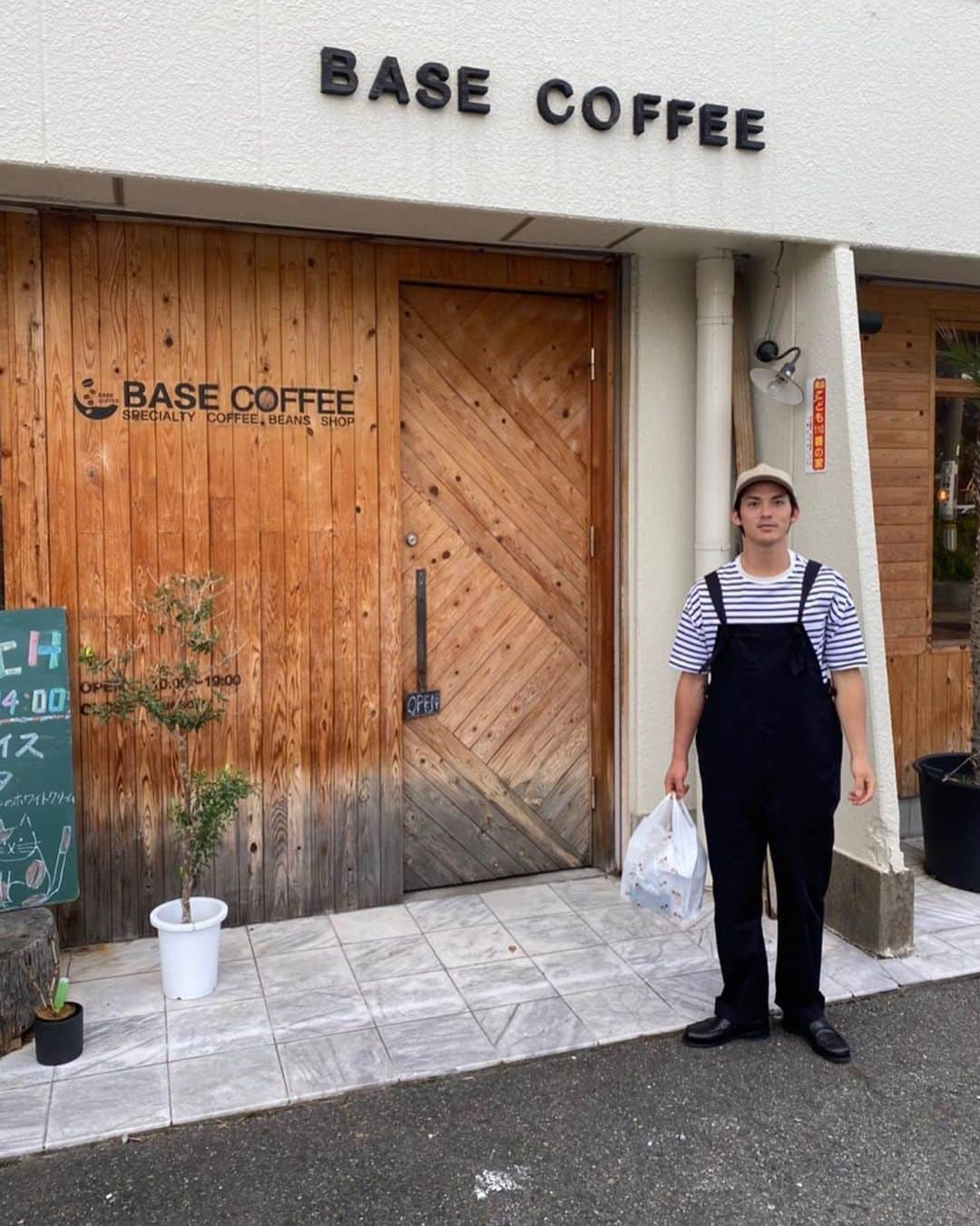 川口太一のインスタグラム：「コーヒー豆と電動のコーヒーミル買いました。これからお家時間が楽しくなりそうだ…自分で挽くコーヒーの味はどうなるのか… こちらのカフェは　@wolfdogs_nagoya のホームタウンの１つ、一宮市にあります！！お洒落で落ち着いた店内でコーヒーとケーキでもいかがでしょうか？落ち着いたら是非！ (※写真撮影時はマスク外しています) #basecoffee #coffee #melitta #ichinomiya #ninetailor #traditionalweatherwear #blurhms #paraboot #ベースコーヒー #コーヒー #メリタバリエシンプル #一宮  #オーバーオール をお家時間の間にネットでポチりました。初めてのオーバーオールですが個人的に凄く好きです。」