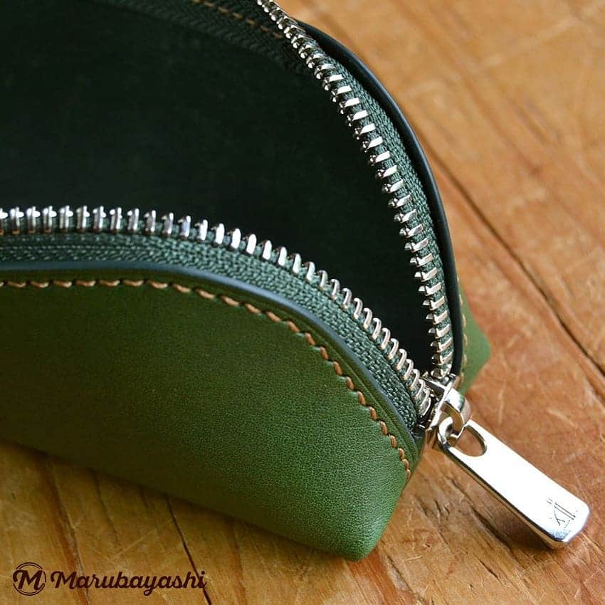 MARUBAYASHIさんのインスタグラム写真 - (MARUBAYASHIInstagram)「* オーダーのペンケース   ダークグリーンの革に濃いベージュのステッチ。  ファスナーはYKK製エクセラのシングルで、手縫いで仕上げています。  Custom made pen case. Dark green leather with dark beige stitching.  The zipper is a single YKK Excella zipper, hand-stitched and finished.  #ペンケース #ペンシース #筆箱 #pencilcase #革 #レザー #leather #皮革 #革文具 #革小物 #レザークラフト #leathercraft #leatherworks #leatherdesign #手縫い #handsewing #YKK #ファスナー #ジッパー #zipper  #エクセラ」7月19日 13時26分 - takahiro_marubayashi