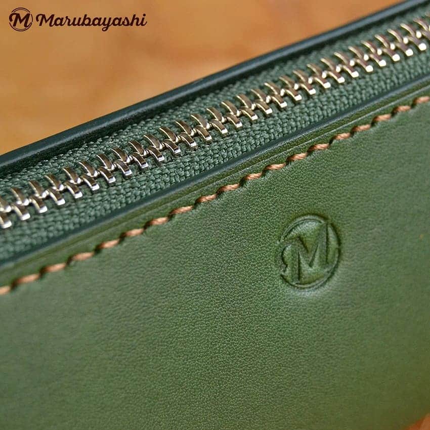 MARUBAYASHIさんのインスタグラム写真 - (MARUBAYASHIInstagram)「* オーダーのペンケース   ダークグリーンの革に濃いベージュのステッチ。  ファスナーはYKK製エクセラのシングルで、手縫いで仕上げています。  Custom made pen case. Dark green leather with dark beige stitching.  The zipper is a single YKK Excella zipper, hand-stitched and finished.  #ペンケース #ペンシース #筆箱 #pencilcase #革 #レザー #leather #皮革 #革文具 #革小物 #レザークラフト #leathercraft #leatherworks #leatherdesign #手縫い #handsewing #YKK #ファスナー #ジッパー #zipper  #エクセラ」7月19日 13時26分 - takahiro_marubayashi