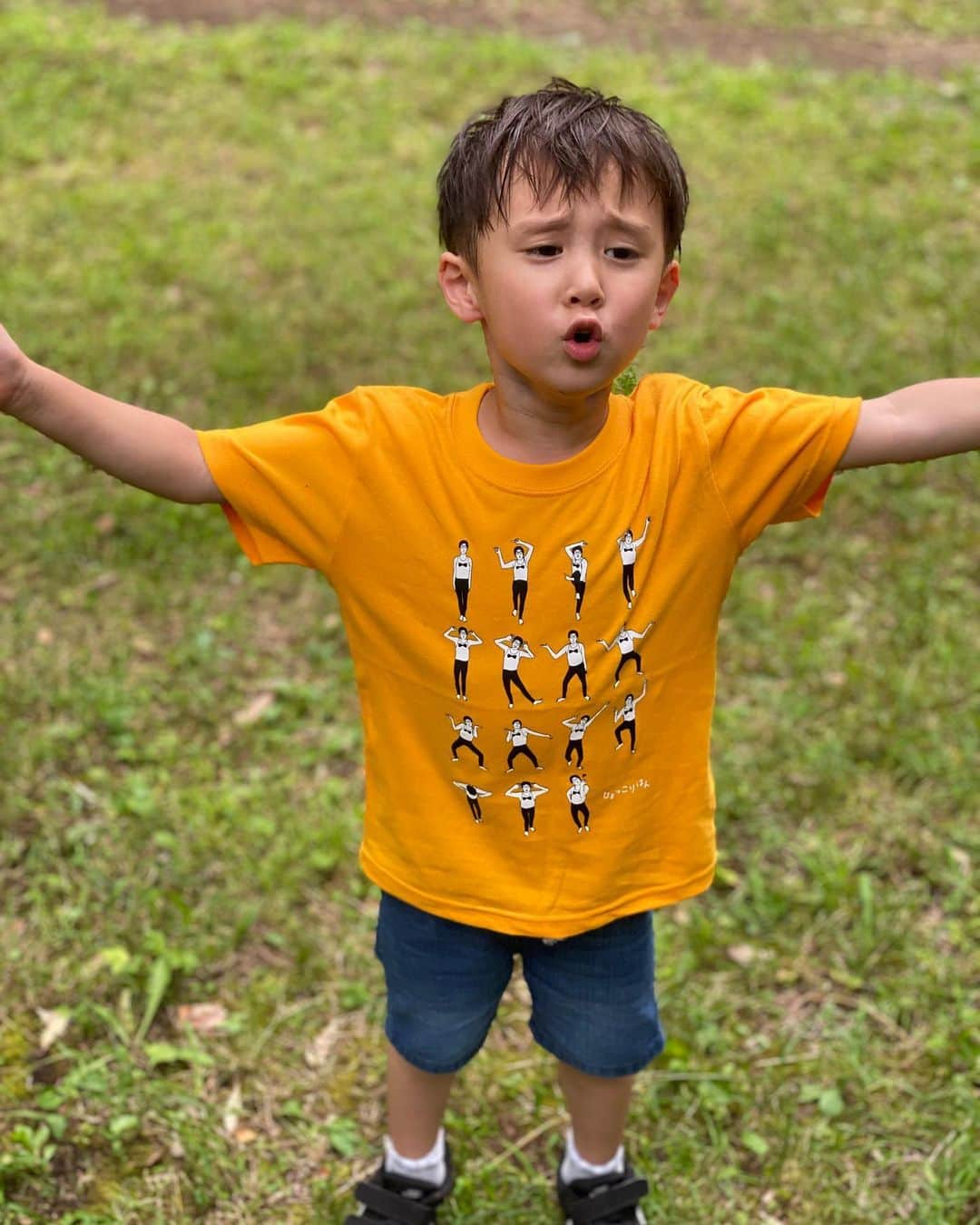 ひょっこりはんさんのインスタグラム写真 - (ひょっこりはんInstagram)「ひょっこりはんTシャツのモデルさんを、ゆうしくん親子にやってもらったよ！  #ゆうしくん #セット決めてきたのに #はしゃぎすぎて汗びっしょりはん #途中で探検しだす #全然とまってくれない #でもカメラ向けるとサービスどっさりはん #激かわいいはん #ひょこT #新作どっちっち体操T #ホープマンズ #森川やるしかねぇ #ゆうしくんパパ」7月19日 13時38分 - hyokkorihan