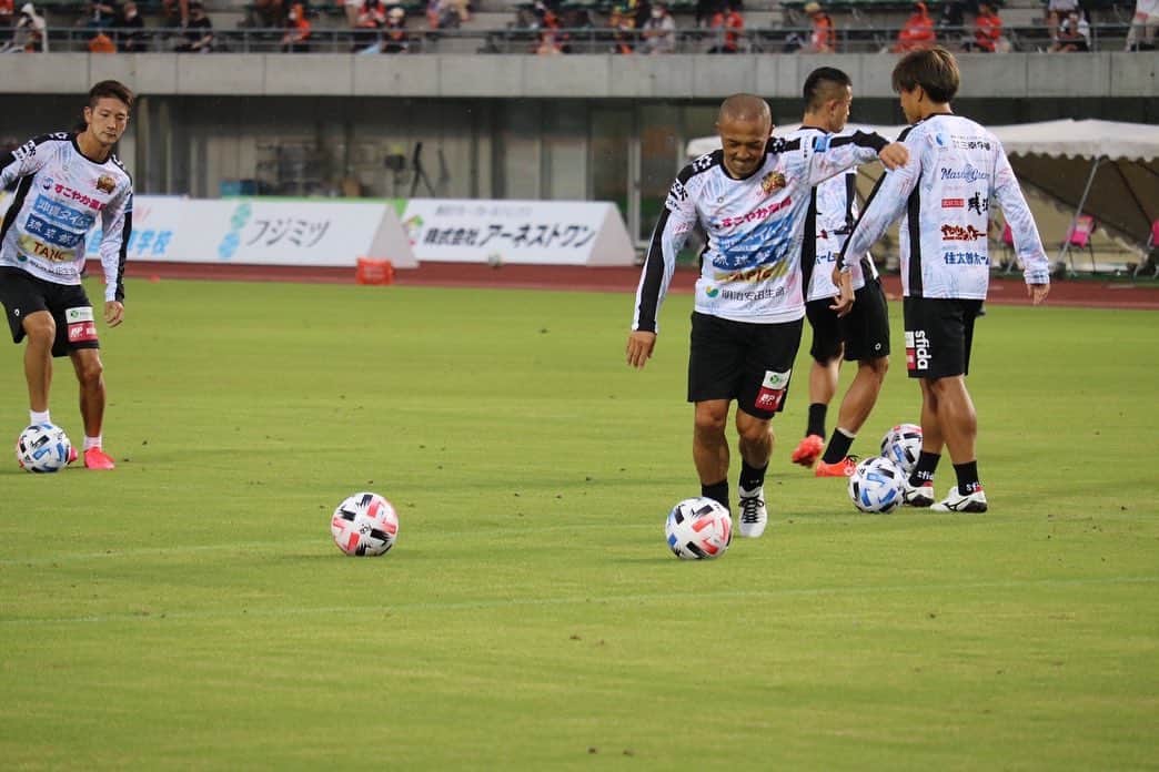 小野伸二さんのインスタグラム写真 - (小野伸二Instagram)「俺たちは決してうまくない。  だからこれからもっと努力していけば良いさ、そして心から笑える日を🤙  これ以上の下はないんだ、上だけを見て頑張ろう💪  琉球を応援してくれてる皆さんありがとうございます🙇  これからもどうかよろしく応援お願いします📣🤲🥺  #サッカー #楽しむ  #チームひとつに  #まずは1勝  #asics」7月19日 13時46分 - shinjiono7