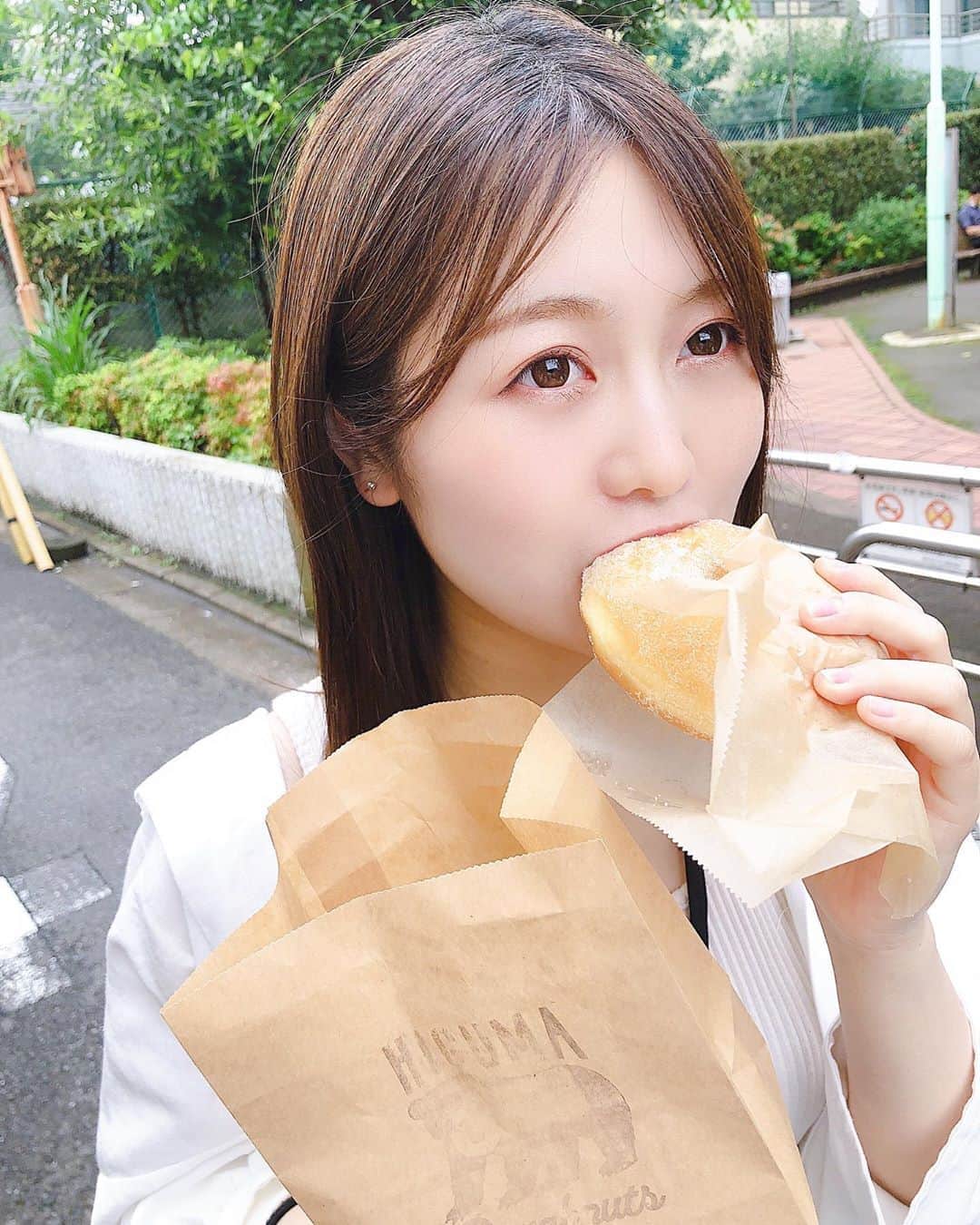 弘松菜摘のインスタグラム：「ドーナツ大好き委員会🍩﻿ ﻿ ﻿  #higumadoughnuts は﻿ 目の前で揚げてくれるし﻿ さくさくで大好き☺️﻿ 美味しいドーナツあったらおしえてー！ ﻿ ﻿ #ドーナツ屋さん #ヒグマドーナツ  #でも行くと何故かやってない #運がない #いいね返し #ビジョビ」