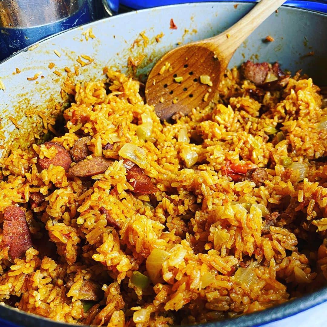 ケリスのインスタグラム：「Red rice and smoked sausage . I made this Gullah style . Spicy and so delicious. I will be posting recipes on bountyandfull.com soon .stay tuned Gold mine box . @bountyandfull it’s a lifestyle #foodie #rice #food #cheflife #farmfresh #gardening #fortheculture #blackfarmer #blackchef #comfortfood #love」