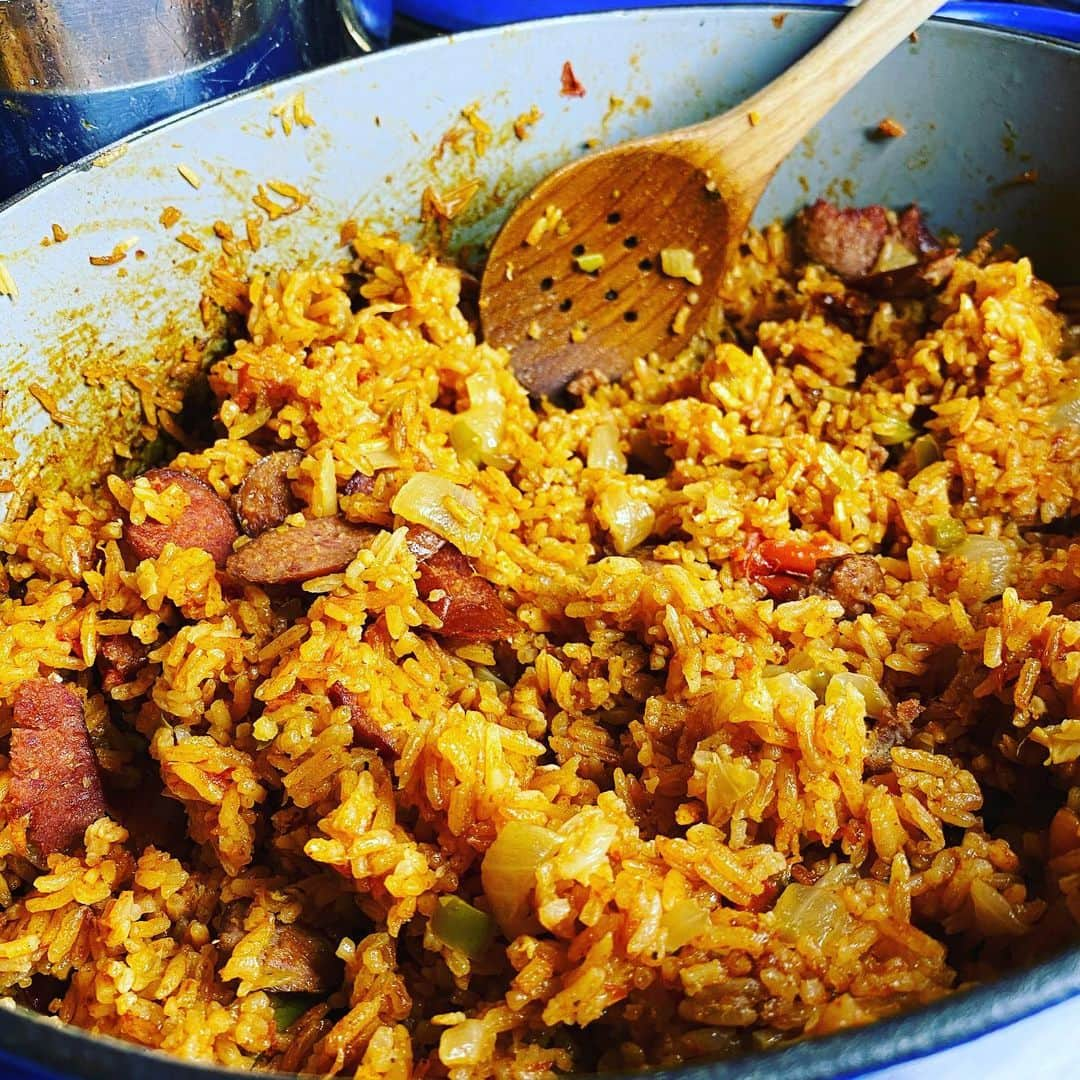 ケリスさんのインスタグラム写真 - (ケリスInstagram)「Red rice and smoked sausage . I made this Gullah style . Spicy and so delicious. I will be posting recipes on bountyandfull.com soon .stay tuned Gold mine box . @bountyandfull it’s a lifestyle #foodie #rice #food #cheflife #farmfresh #gardening #fortheculture #blackfarmer #blackchef #comfortfood #love」7月19日 13時45分 - kelis