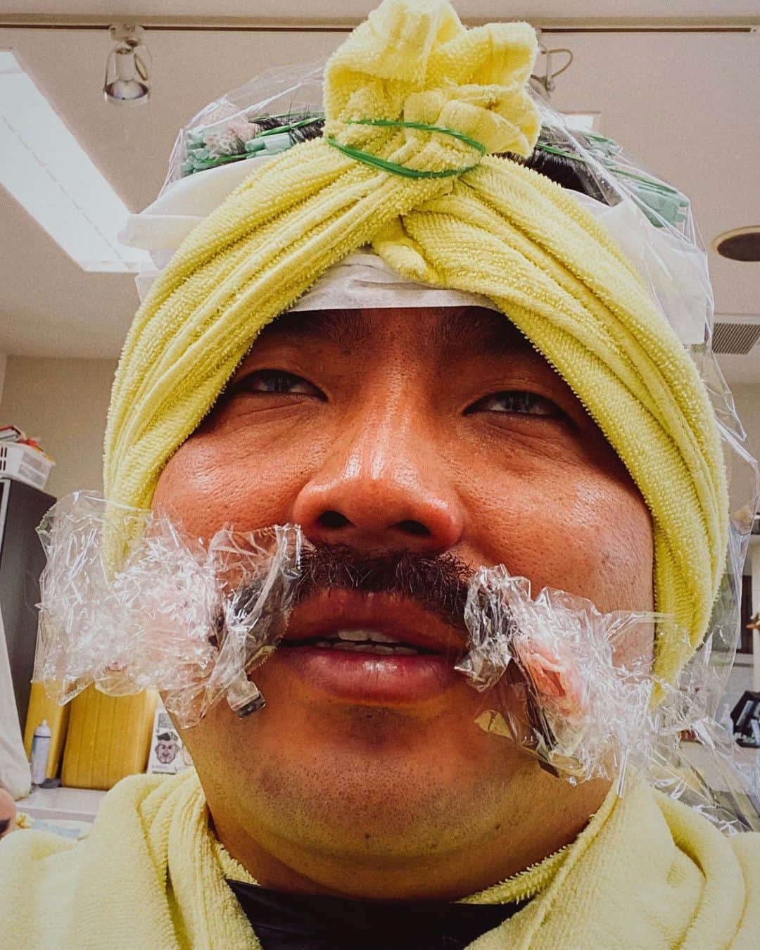 マントル一平さんのインスタグラム写真 - (マントル一平Instagram)「髭が伸びすぎて生気がかんじれなくなったので髭パーマでAGEAGE！  #あげー⤴︎⤴」7月19日 13時47分 - mippei_