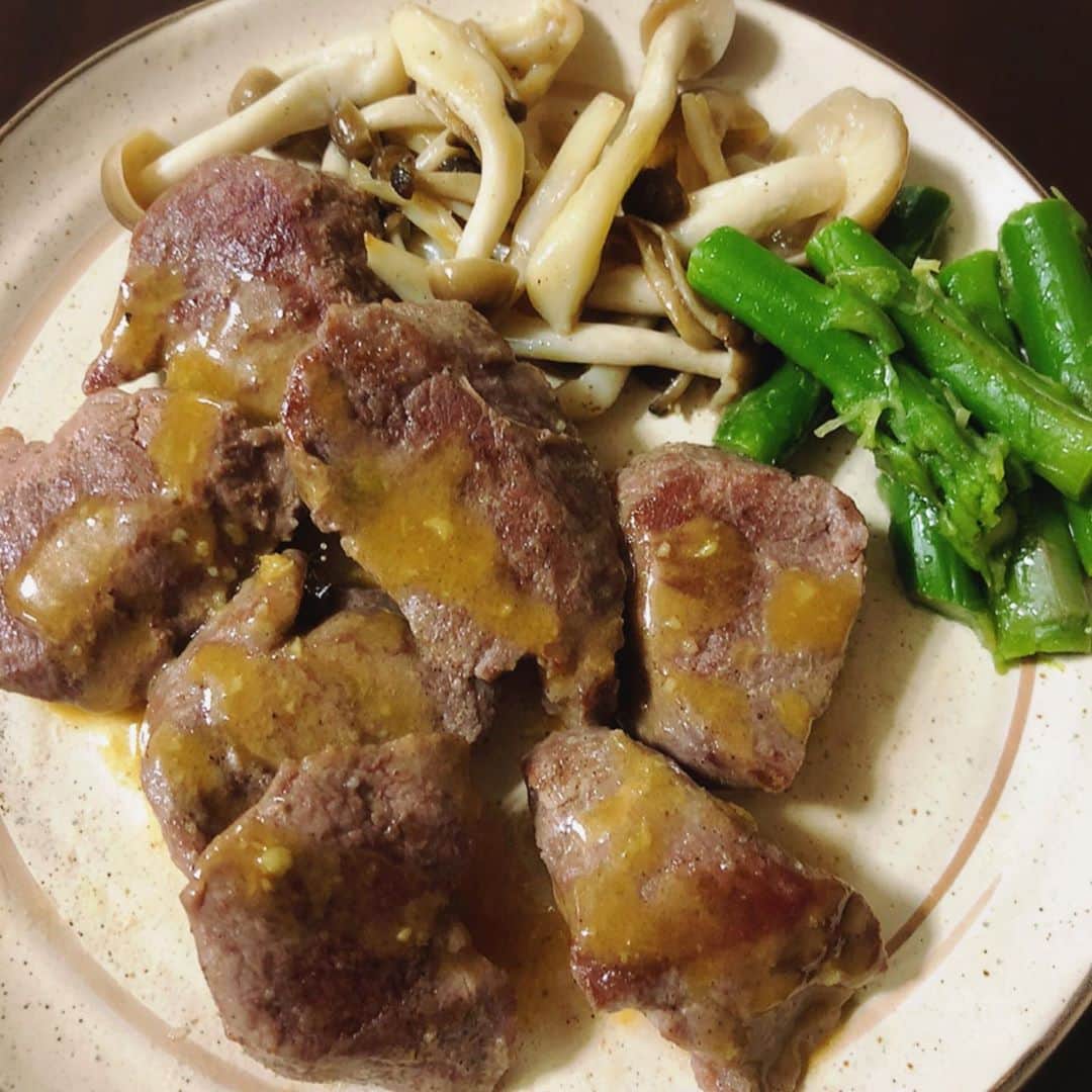 芦沢統人さんのインスタグラム写真 - (芦沢統人Instagram)「ちょっとしたご縁で、徳島県徳島県那賀町の四季美谷温泉さんが加工している鹿のジビエを送っていただいたぞー！フィレだぞー！希少部位らしいぞー！てなわけで、ご飯作ったよ！ たぶん、初めて鹿肉食べたけど、、。 食感とこんなに美味しいのか！とびっくりでした。  ちなみにレシピはこちら。  1.解凍した鹿肉を一口大に切って、塩胡椒をふる 2.フライパンにオリーブオイルをひいて、①を入れて焼く 3.両面が焼けたら、蓋をして弱火で6分 4.肉をお皿に盛り、肉汁が残ったフライパンに酒大さじ2、無塩バター10g、醤油小さじ1を入れて火にかける 5.アルコールがとんで、少し煮詰まってきたら火を止めて、チューブわさび2cmぐらいを入れて混ぜる 7.肉にソースをかけて完成  #鹿肉最高 #ほぼ嫁が作った #正確には盛り付けだけした #那賀ジビエでおうちごはん #PR #四季美谷温泉」7月19日 13時48分 - ashizawamuneto