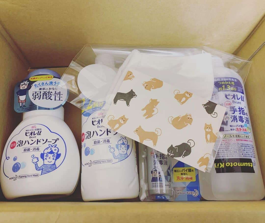 平野 早矢香さんのインスタグラム写真 - (平野 早矢香Instagram)「恩師から突然届いたプレゼント🎁 ミニレターも入っていました✨ 今でも気にかけてくださっていることが嬉しくて嬉しくて😭😭😭　 大切に使わせていただきます🙇‍♂️ ありがとうございます😌 ・ #恩師から #突然届いた #プレゼント #コロナ対策グッズ #お手紙まで #嬉しすぎます #感謝🙏 #しっかりケアします #落ち着いたら必ず #会いに行きます」7月19日 13時53分 - sayakahirano0324