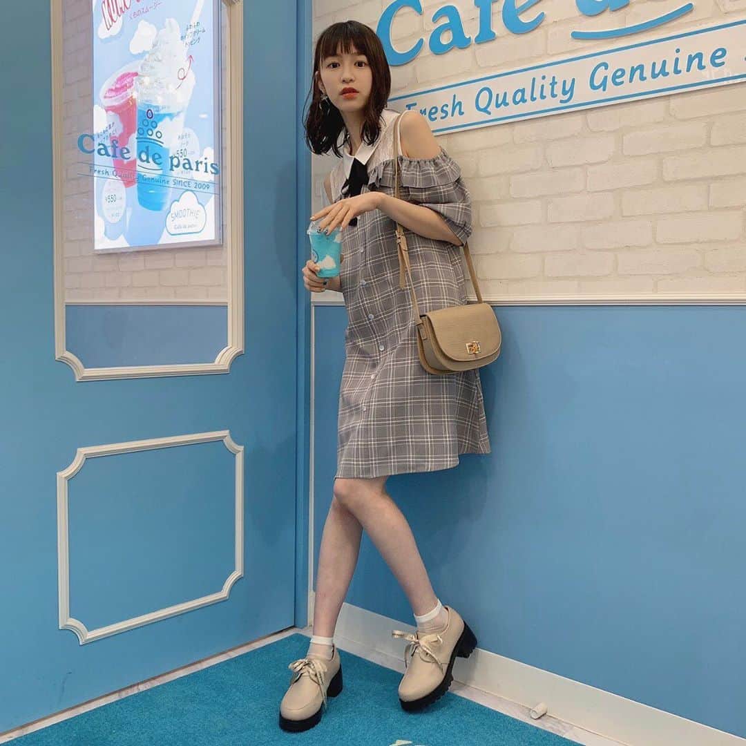 新潮社「ニコラ」さんのインスタグラム写真 - (新潮社「ニコラ」Instagram)「シンプルガーリーコーデ❤︎﻿ ﻿ ワンピは肩あき＆胸元のレースが可愛いデザインなんだっ🥺﻿ ベージュの靴とバッグでコーデをあかるくまとめただなも☘️﻿ ﻿ one-piece▶︎lovetoxic﻿ socks▶︎wego﻿ shoes▶︎lovetoxic﻿ bag▶︎moussy﻿ earring▶︎lovetoxic﻿  #町田恵里那 #エリナ #ニコモSNAP #ニコモ #ニコラ #nicola #高校生 #jk1 #今日のコーデ #きょコ #お洒落さんと繋がりたい」7月19日 13時56分 - nicola_snap