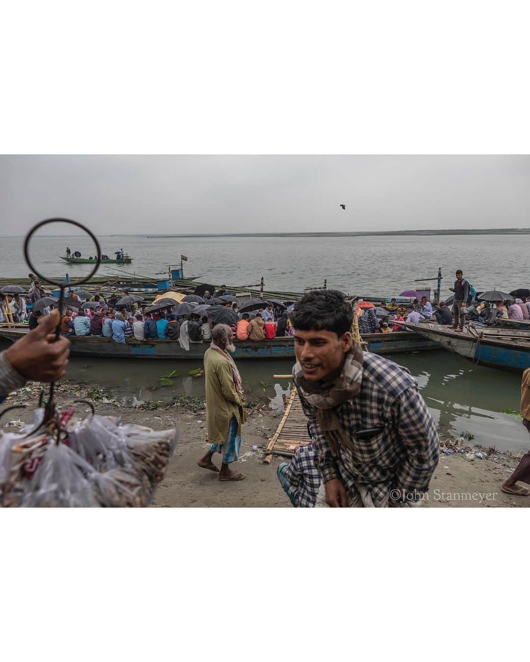 ジョン・スタンメイヤーさんのインスタグラム写真 - (ジョン・スタンメイヤーInstagram)「Swipe ~ Ferries on the Brahmaputra River bring workers from remote villages to the busy town of Dhuburi, in the state of Assam. Waterways provide the largest and least expensive mode of transport for people and goods in India.  ⠀⠀⠀⠀⠀⠀⠀⠀ India’s Daunting Challenge: There’s Water Everywhere, And Nowhere - Chapter 8 of the @outofedenwalk, my latest story in the August 2020 issue of @natgeo magazine, now online. Print edition arrives on newsstands and in your mailboxes July 23rd. ⠀⠀⠀⠀⠀⠀⠀⠀ @natgeo @outofedenwalk #walkingindia #edenwalk #india #assam #dhuburi #brahmaputra #brahmaputrariver #transportation #ferry #ferryboat #waterway #river #umbrellas #peanuts #bird」7月19日 13時57分 - johnstanmeyer