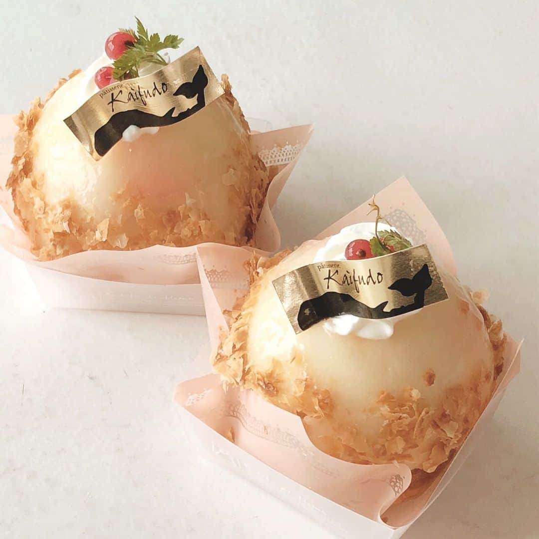 ケーキ&カフェ 海風堂のインスタグラム：「今年も丸ごと桃パイ販売開始しました！入荷の時だけのおつくりの限定ケーキです✨ ぜひお試しください🎵  #桃 #ピーチ #peach #パイ #スイーツ #市川 #大野町 #海風堂」