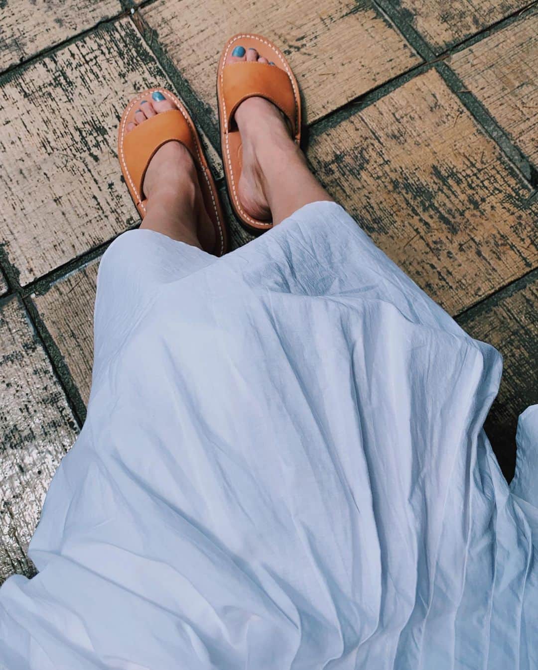 瀬畑茉有子さんのインスタグラム写真 - (瀬畑茉有子Instagram)「束の間の晴れの日☀️ . . ずっと履くのを楽しみにしてた TOKYO SANDAL @tokyosandal 👡 . . わたしが履いてるシリーズは#ONSENSANDAL ♨️ . . 形はシンプルで色もナチュラルなので ジーパンにもワンピースにも合う✨🌿 . . . ヌメ革を使用してるので履き込むごとに足に馴染んで、どんどんアメ色に変化するみたい🤩 . . 時間をかけて楽しめるサンダルなんて素敵💫  . . @merlettenyc の セットアップワンピースともよく合います✨ . . #tokyosandal #onsensandal #sandal #leathershoes #madeinjapan #sundaymood☀️ #sunnyday #merlettenyc #ootd #setup #onepiece  #streetphotography」7月19日 14時01分 - sehatamayuko