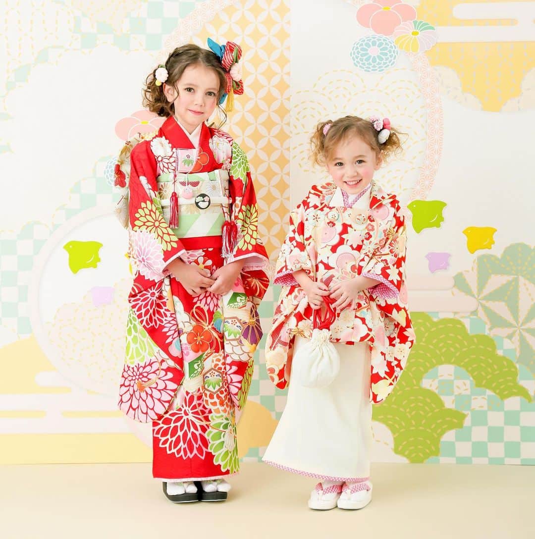 フォトスタジオタートルさんのインスタグラム写真 - (フォトスタジオタートルInstagram)「2020年度、タートルの七五三、ご予約好評受付中✨ . 今年の七五三新作衣装をご紹介します。今回は女の子用着物『定番の古典柄』 . 7歳女の子用の着物は、京都の和菓子店「亀屋良長」とコラボした九重の新作。レトロな和菓子図案をモチーフに可愛く品の良い着物です。 . 3歳女の子用の着物は、「にこるん Kids Style」より、今期注目の「被布コート」タイプの着物 ！四つ身のような華やかさが特徴です。 . 撮影、お出かけレンタルのご予約はタートルwebサイトまで📸  #フォトスタジオタートル #タートル #スタジオタートル #名古屋ママ #愛知ママ #フォトスタジオ #写真館 #名古屋 #名古屋写真館 #3歳 #5歳 #7歳 #七五三 #七五三撮影 #七五三写真 #七五三ドレス #753 #九重 #亀屋良長  #にこるん着物」7月19日 14時02分 - photostudio_turtle