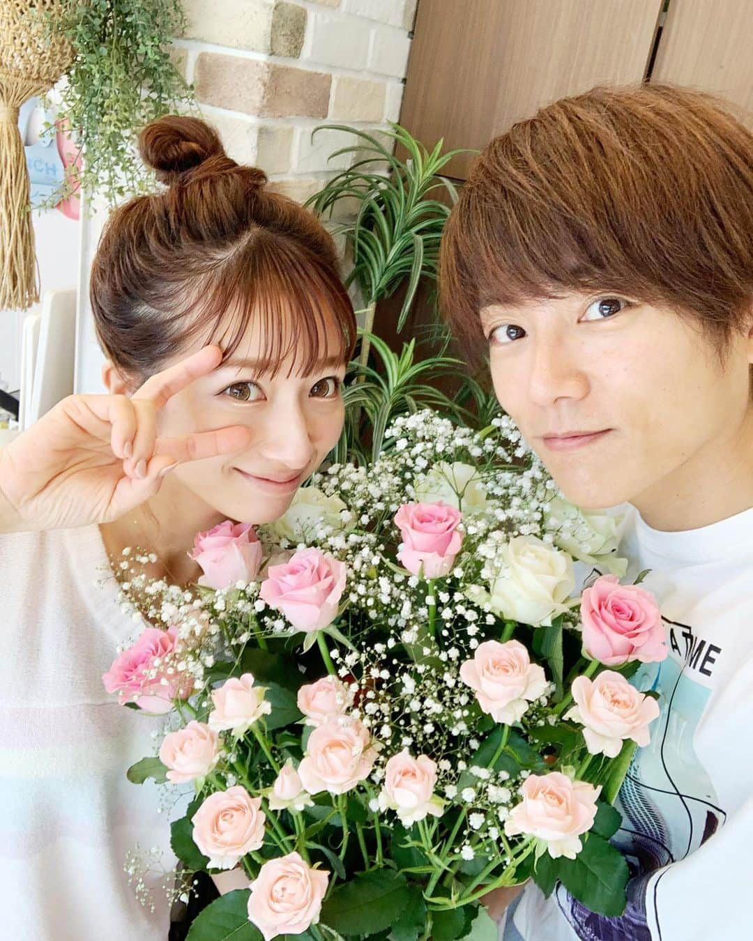 杉浦太陽さんのインスタグラム写真 - (杉浦太陽Instagram)「今日は僕ら夫婦の結婚記念日💒  日頃の感謝の想いを込めて、 花束とケーキを🎂💐  結婚式から丸13年！  いろんな事を夫婦で歩んできたね⭐️  14年目に突入して、  これからも、ずっと共に歩んでいこうね(^^)  @sugiurataiyou_official  #結婚記念日 #丸13年 #14年目 #これからも共に歩んでいこうね」7月19日 14時12分 - sugiurataiyou_official