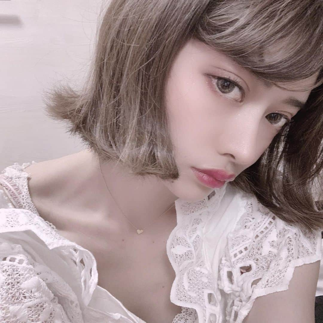 廣澤衣里のインスタグラム：「💋 *  自分に対する期待値が高すぎると ダメな自分と向き合うのが辛くなる。  理想は高ければ高いほどいい。 でも、自分への期待値は高すぎない方がいい。  自分が思ってるよりも、他人は 自分にそんなに期待してないよ って思うとちょっと気持ちが楽になる。  肩の力ぬいてこう。(自戒を込めて)」