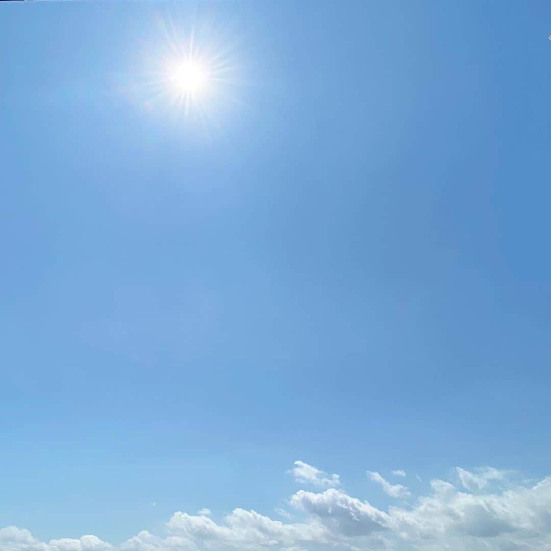 藤森香衣さんのインスタグラム写真 - (藤森香衣Instagram)「いたたまれない気持ちの中、 今日の東京は、久しぶりに晴れています。  悲しいことが、多いなぁ。  心がささくれ立ってしまうから 小さな喜びで、まず、あなたの心を労わってね。  私は、夏の日差しを浴びながら、 ベランダでコーヒーを飲んだよ。  #sky #tokyo  #空 #太陽 #久しぶりの晴れ間 #梅雨晴れ #悲しい気持ち  #いたたまれない気持ち  #光合成 #日光浴 #祈り」7月19日 14時10分 - kaefujimori