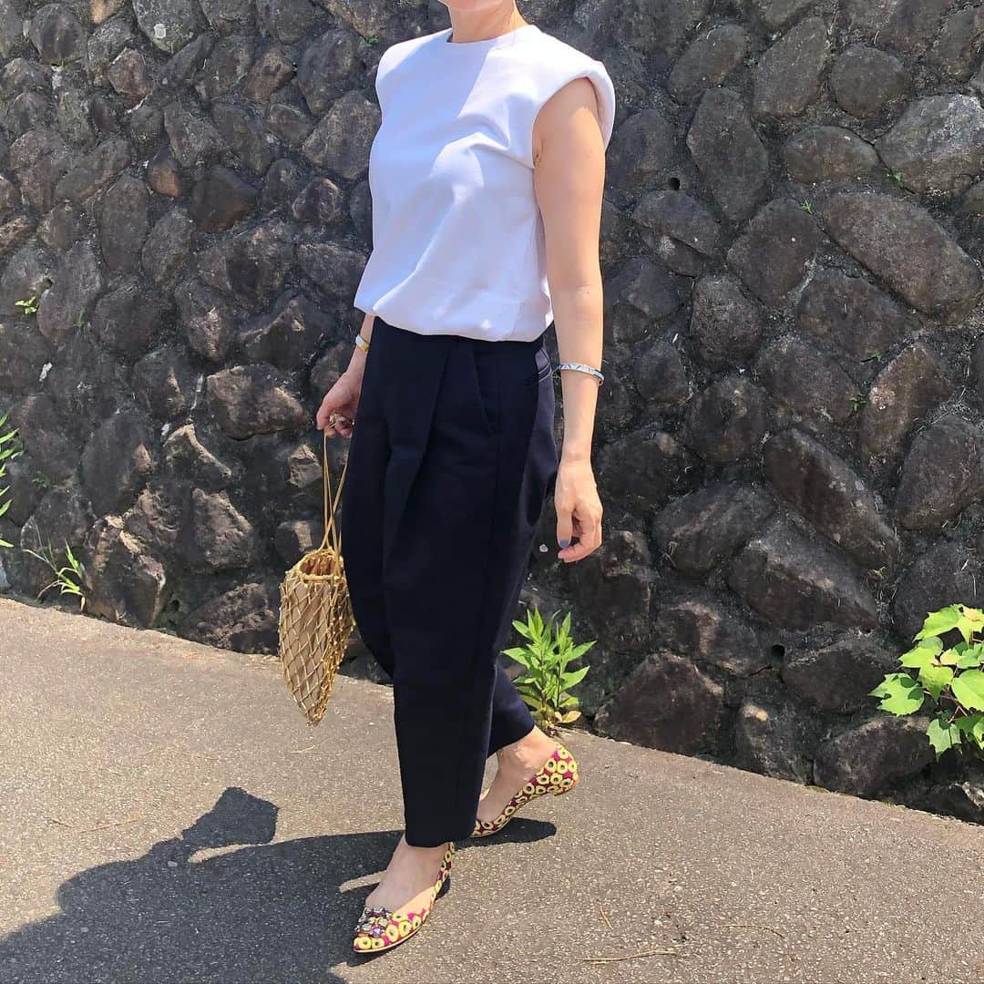 chikako0824のインスタグラム：「パワーショルダー。肩幅ない私には良い良い😊  #drisvannoten  #prada  #drawer  #manoloblahnik  #ドゥロワー  #コーデ」