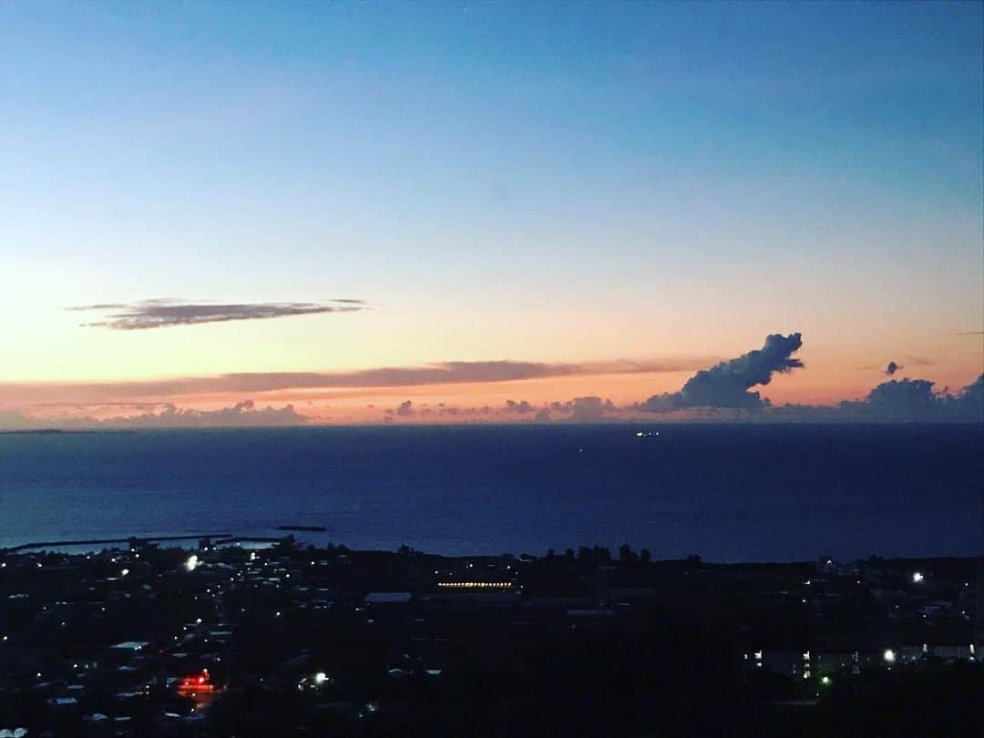 MOOMINのインスタグラム：「夜明けまであと少し イイ風が吹いてる」