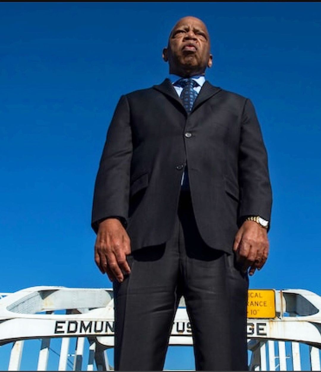 ボブ・サゲットのインスタグラム：「A Great Man. Rest In Peace, John Lewis.   A good article today in the Washington Post-   “ John Lewis practiced what he preached. We are a better nation for it.”  At—> https://wapo.st/2CgIZPt  “America is a constant work in progress. What gives each new generation purpose is to take up the unfinished work of the last and carry it further — to speak out for what’s right, to challenge an unjust status quo, and to imagine a better world.  John Lewis — one of the original Freedom Riders, chairman of the Student Nonviolent Coordinating Committee, the youngest speaker at the March on Washington, leader of the march from Selma to Montgomery, Member of Congress representing the people of Georgia for 33 years — not only assumed that responsibility, he made it his life’s work. He loved this country so much that he risked his life and his blood so that it might live up to its promise. And through the decades, he not only gave all of himself to the cause of freedom and justice, but inspired generations that followed to try to live up to his example.”  ~ Barack Obama」