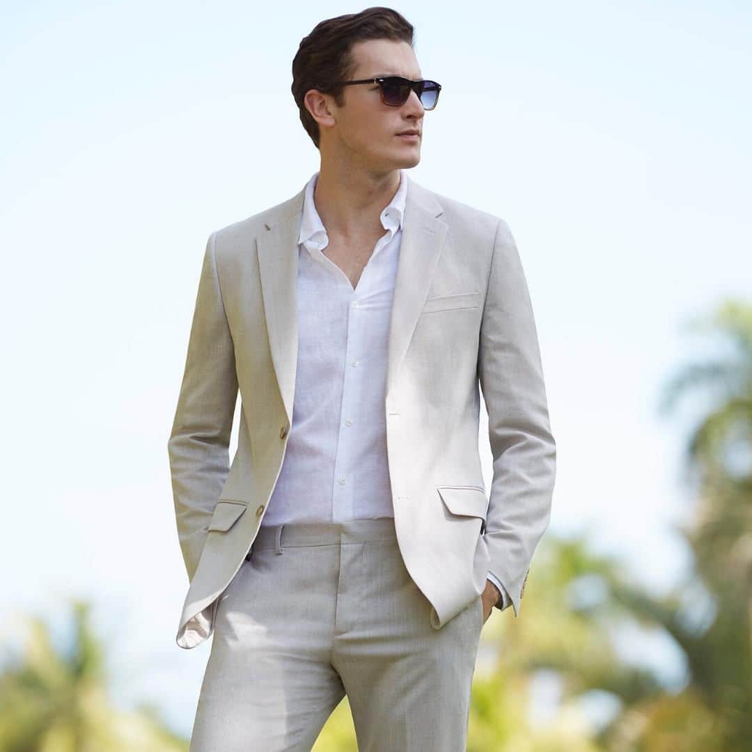 ペリーエリスのインスタグラム：「Easy does it in our Linen Suit styles. #lifereadysince1976」