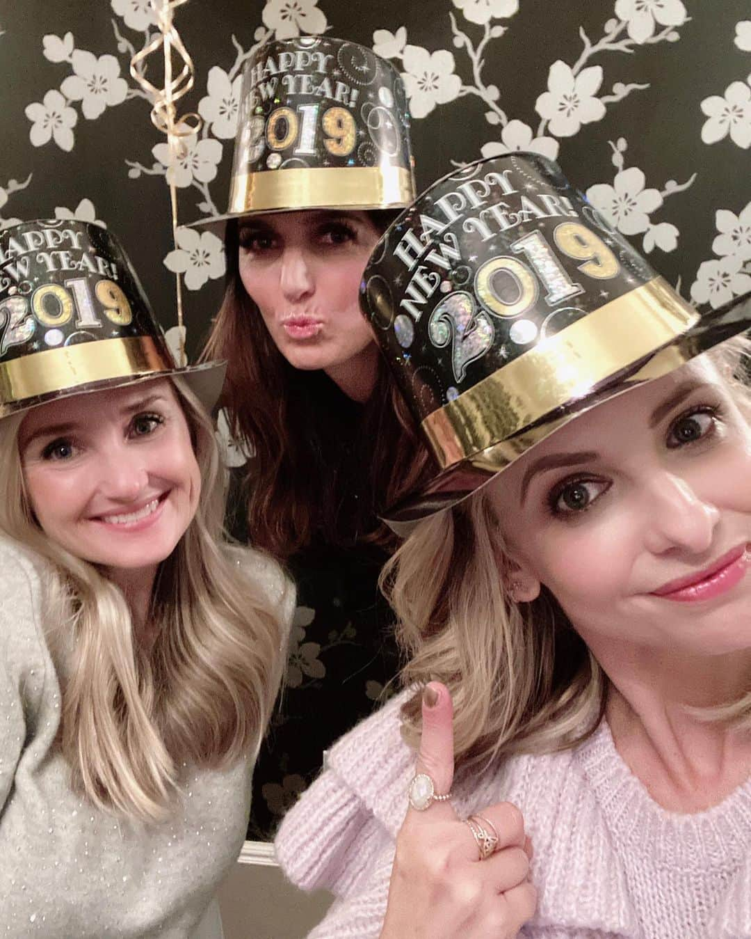 サラ・ミシェル・ゲラーさんのインスタグラム写真 - (サラ・ミシェル・ゲラーInstagram)「So maybe this was a sign. We opened the box on NYE and realized the hats were not the 2020 ones we ordered. Maybe someone was trying to tell us to not even attempt 2020. Wish I had listened.」7月19日 5時56分 - sarahmgellar